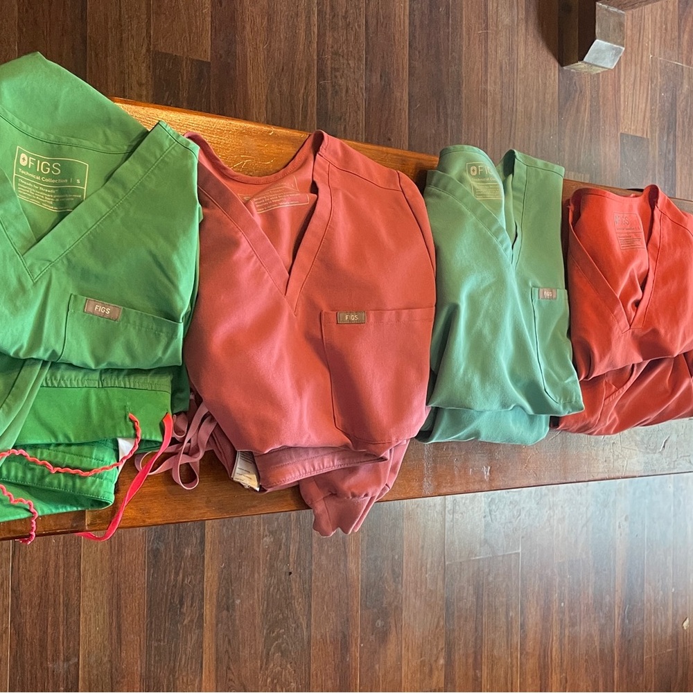 Lot of FIGS scrub sets, size small